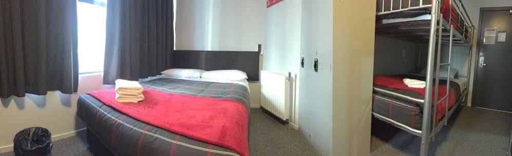 Urbanz Hostel *