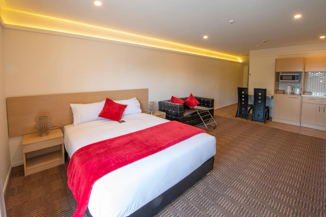V Motel 4*