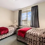 Econo Lodge Canterbury Court Motel
