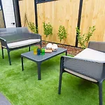 Stylish 2-Bedroom Haven Next To Hagley Park