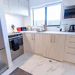 Stylish 2-Bedroom Haven Next To Hagley Park