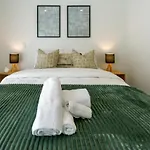 Indulge In Christchurch Hagley Park 2 Bed 2 Bath