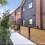 New Cozy Townhouse Near Chch Arena