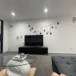 Luxury Cbd 2 Bed Near Riverside Market Free Parking!
