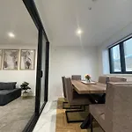 Luxury Cbd 2 Bed Near Riverside Market Free Parking!