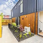 Cosy Central Home - Walk To Cbd & Free Escooters!
