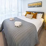 Warm Central City Apartment With 2 Free Carparks