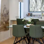 Warm Central City Apartment With 2 Free Carparks