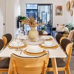 3 Minutes Walk To Riverside Market 4Bed4Bath