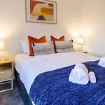 3 Minutes Walk To Riverside Market 4Bed4Bath