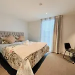 Black-Luxe Living In The Heart Of City