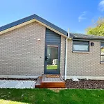 Modern Home With 2 Ensuites Only 17 Minutes To City And Chc Airport