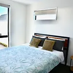 Chch Near Cbd Sleek New Townhouse 3 Beds 3 Bath With Onsite Garage