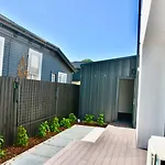 Chch Near Cbd Sleek New Townhouse 3 Beds 3 Bath With Onsite Garage