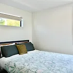 Chch Near Cbd Sleek New Townhouse 3 Beds 3 Bath With Onsite Garage