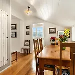Islay Cottage - Lyttelton Holiday Home