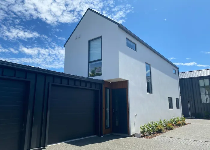 Chch Near Cbd Sleek New Townhouse 3 Beds 3 Bath With Onsite Garage