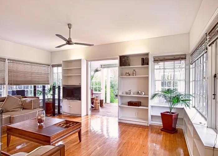 200 Riccarton Holiday House