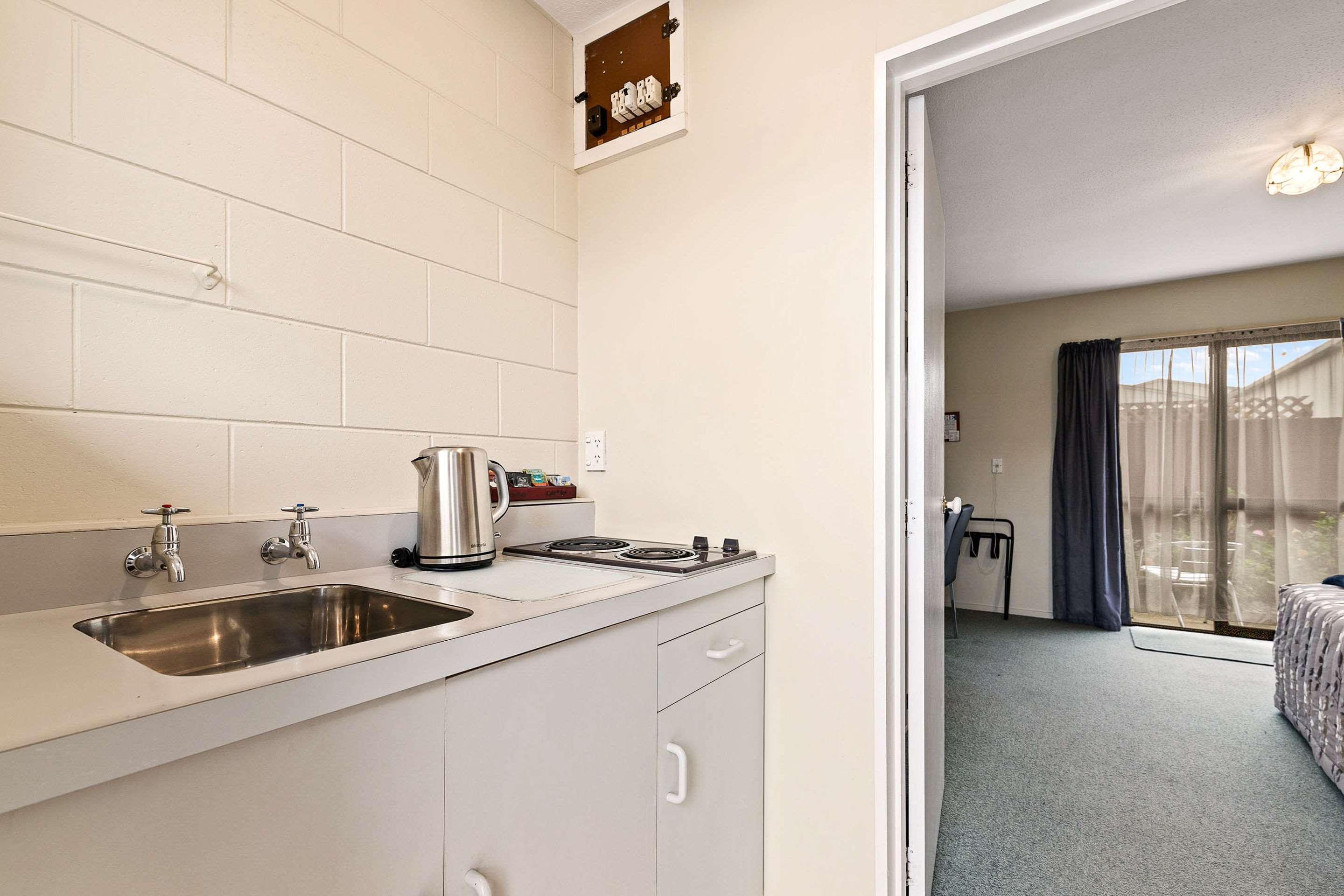Econo Canterbury Court Motel 3*
