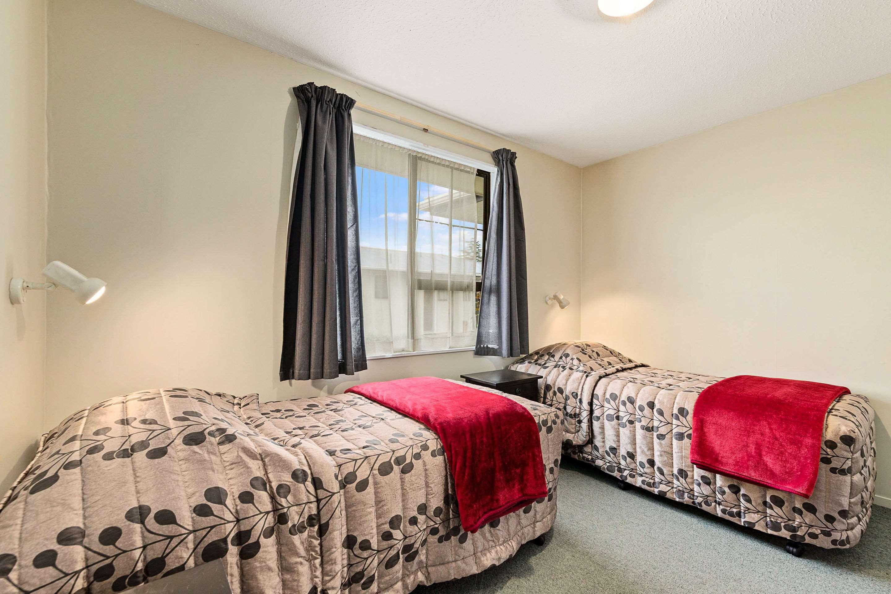 Econo Canterbury Court