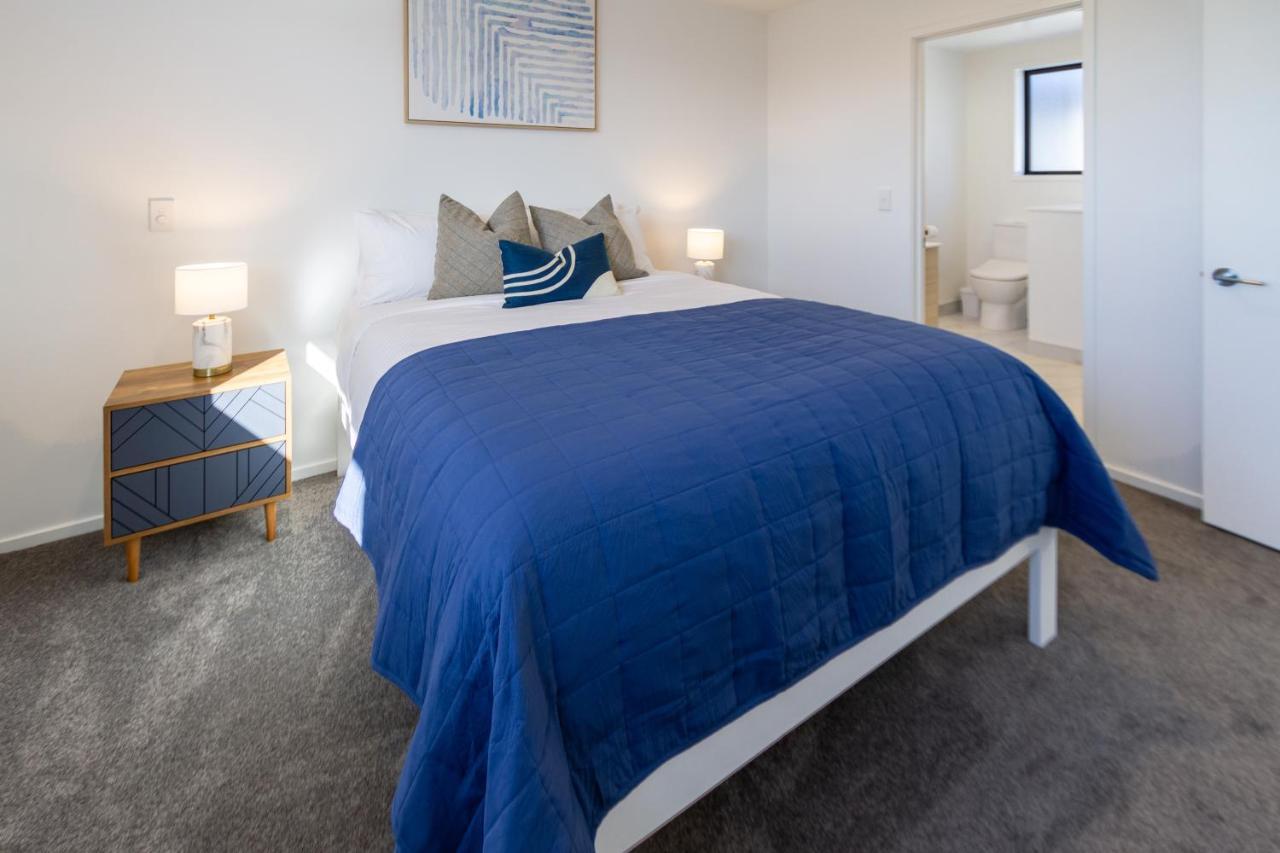 Awaits 2 Bed 2 Bath With Carpark Apartment