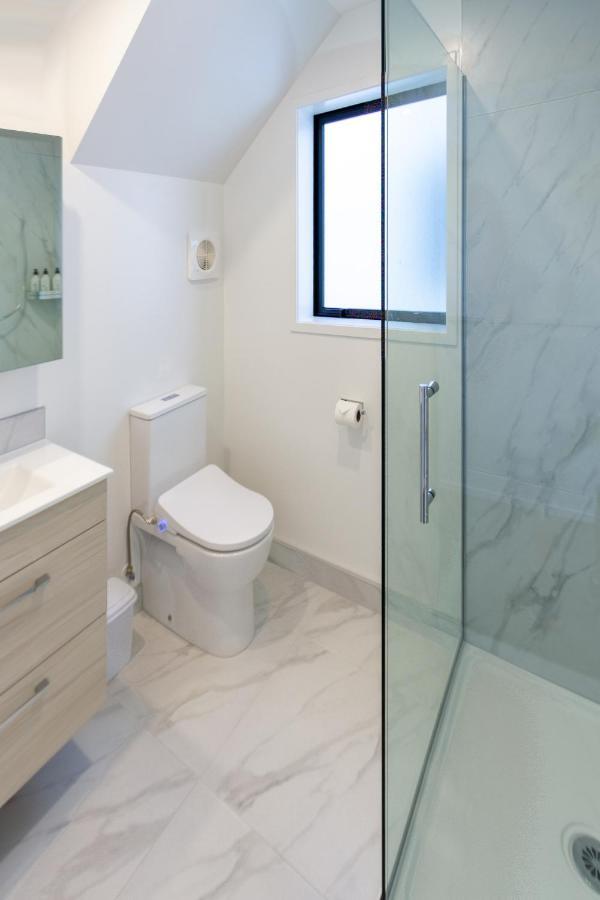 Apartment Awaits 2 Bed 2 Bath With Carpark *