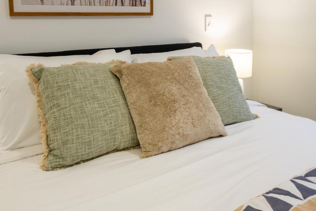 Modern City Living By Latimer Square, Cathedral Apartment