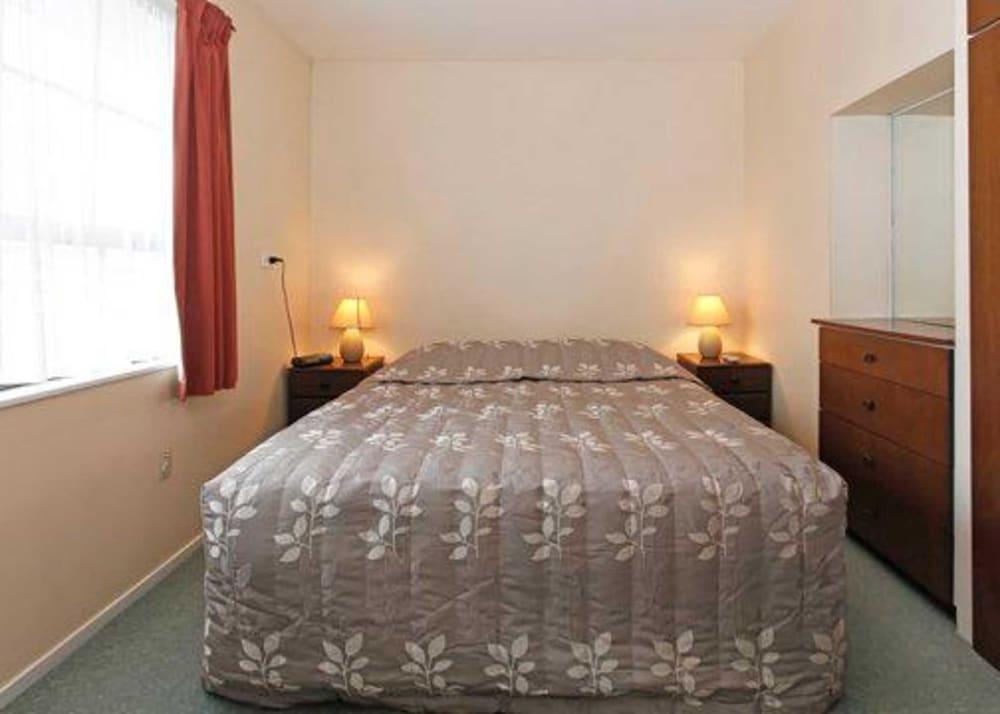 Econo Canterbury Court Motel 3*