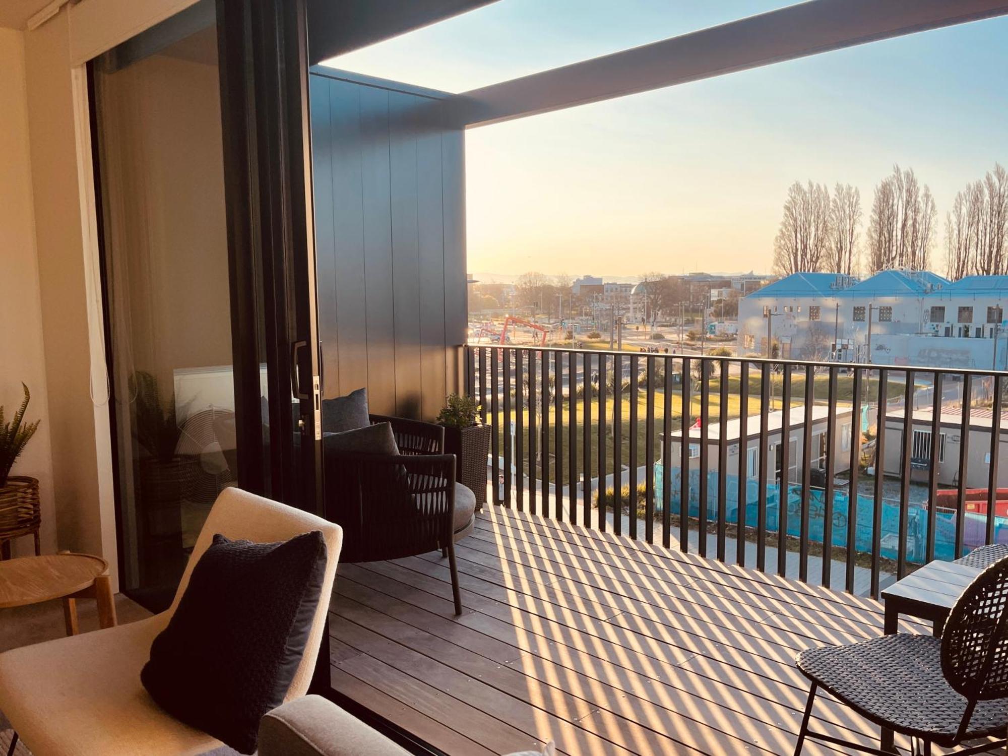 Floor Luxury W Sunny Balcony Apartment