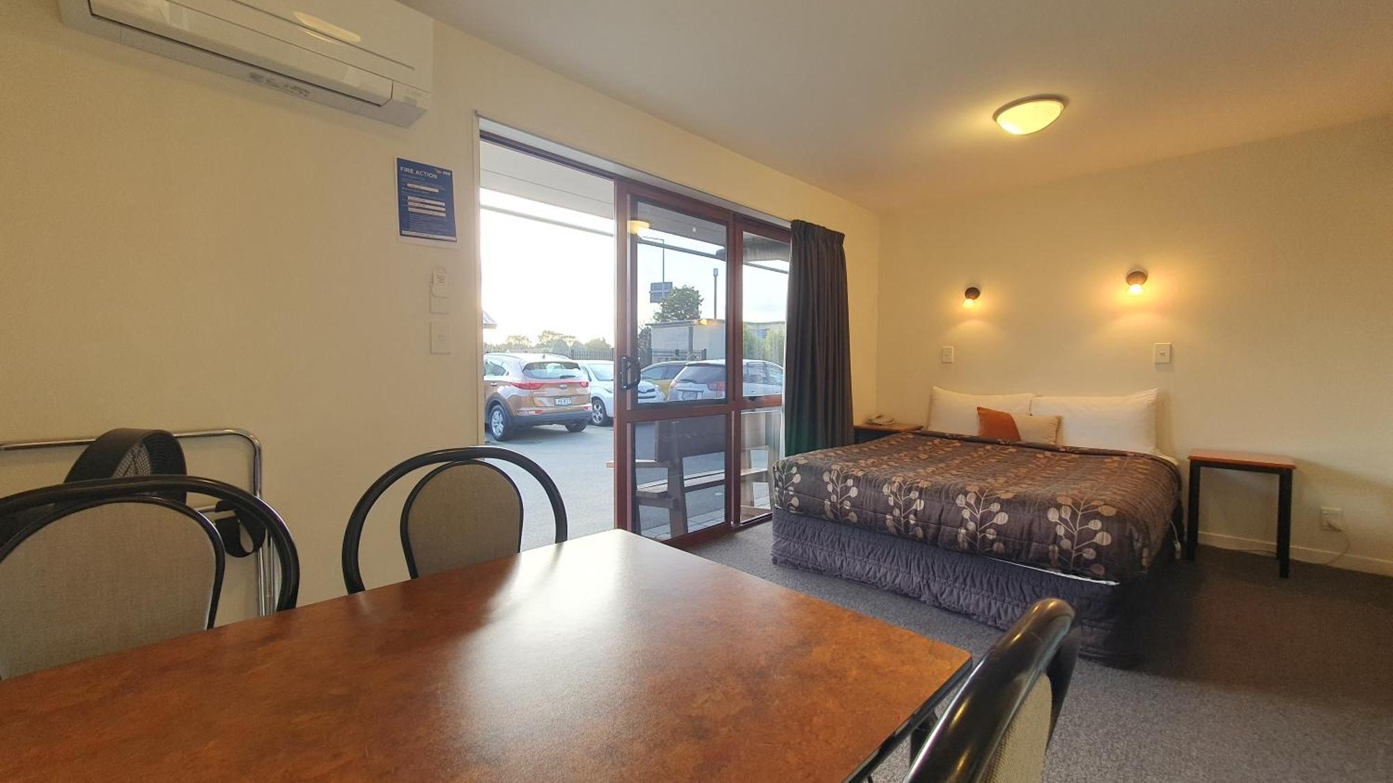 Airways Motel 4*