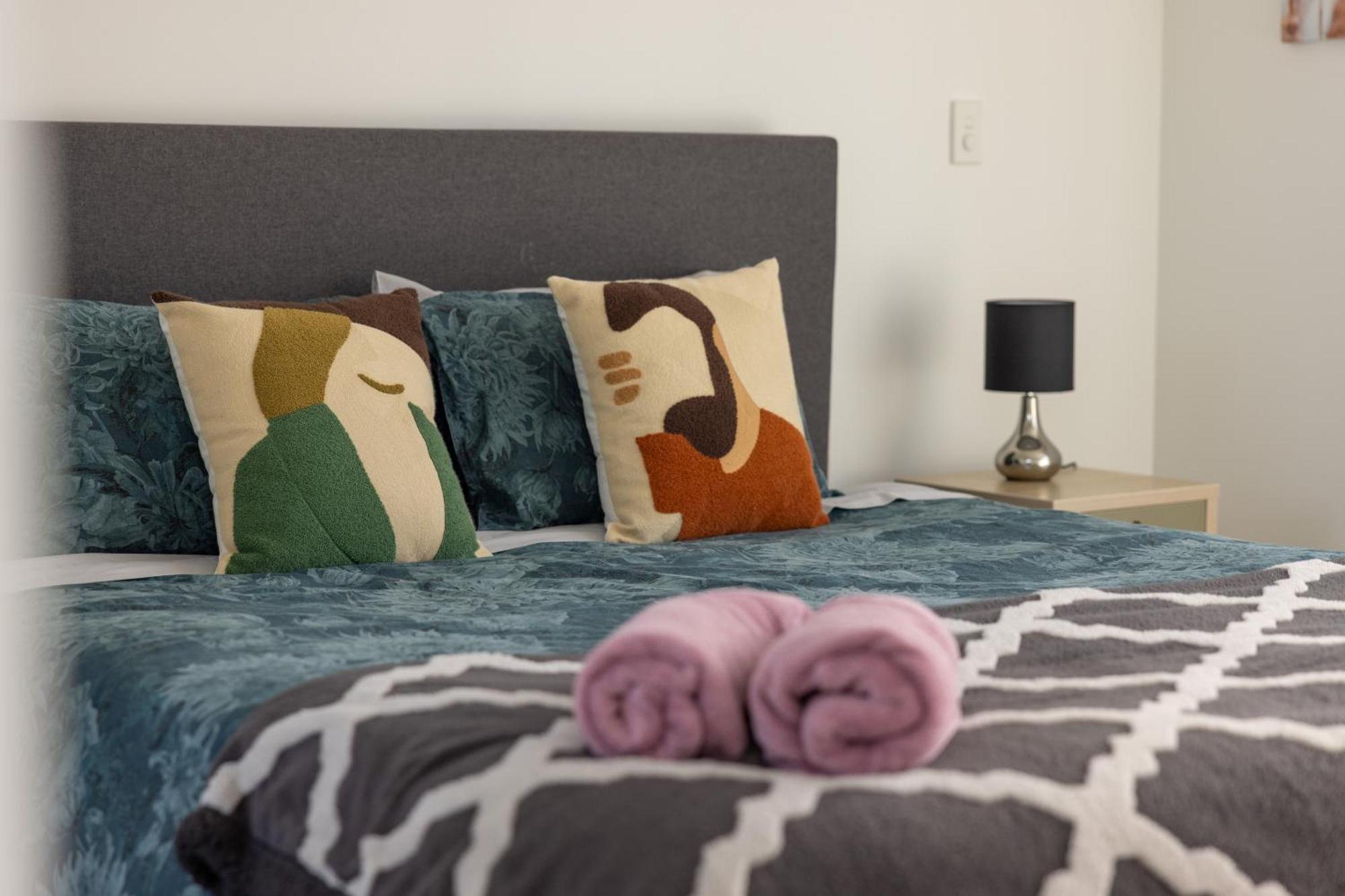 Luxury 2 Bedroom Townhouse By Hagley Park In Cbd Holiday home Christchurch