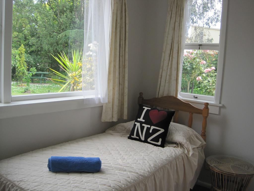 Canterbury House Backpackers Hostel *