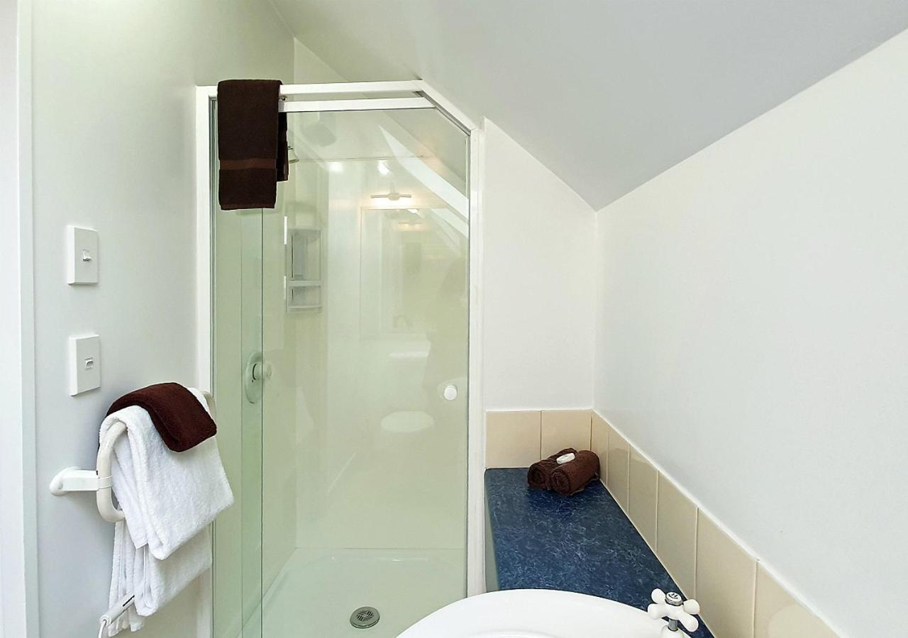 Airways Motel 4*