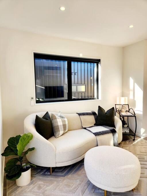 Apartment Contemporary With Carpark - Close To Cbd!