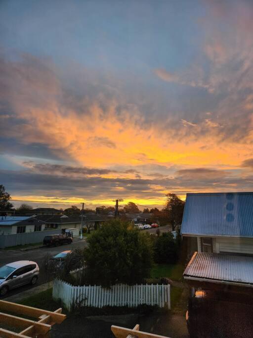 Contemporary With Carpark - Close To Cbd! Apartment *