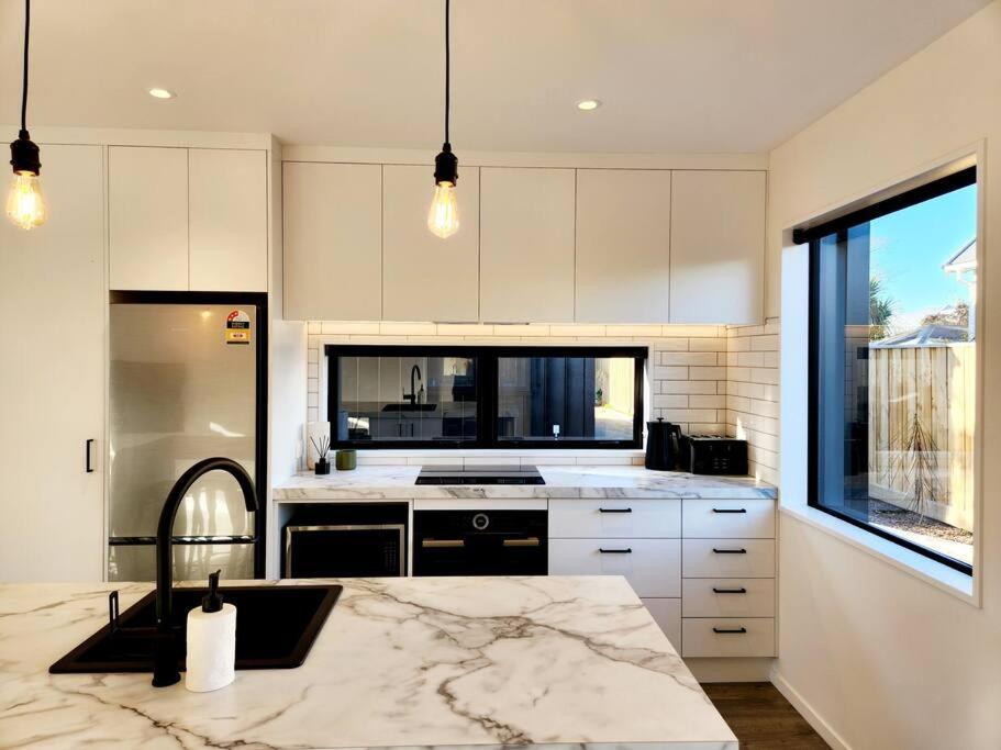 Contemporary With Carpark - Close To Cbd!
