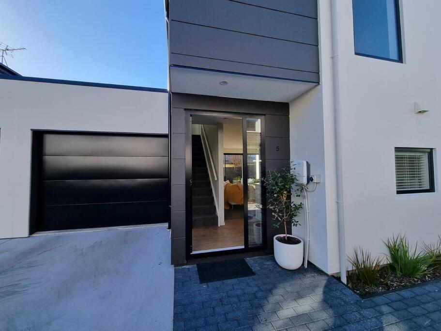 House With Garage * Christchurch