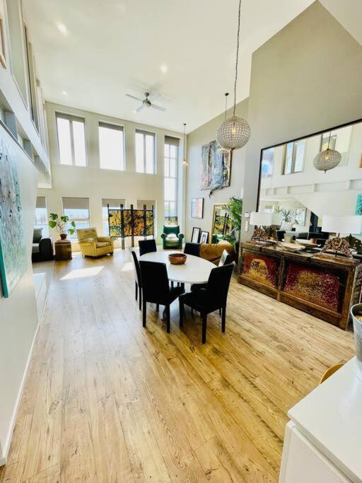 Stunning New York Loft Gallery Apartment *