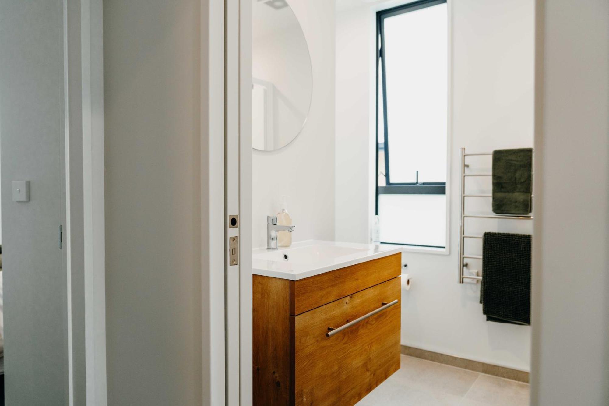 New Townhouse, Heart Of Centre, 2 Bed 2 Bath, Car Park * Christchurch
