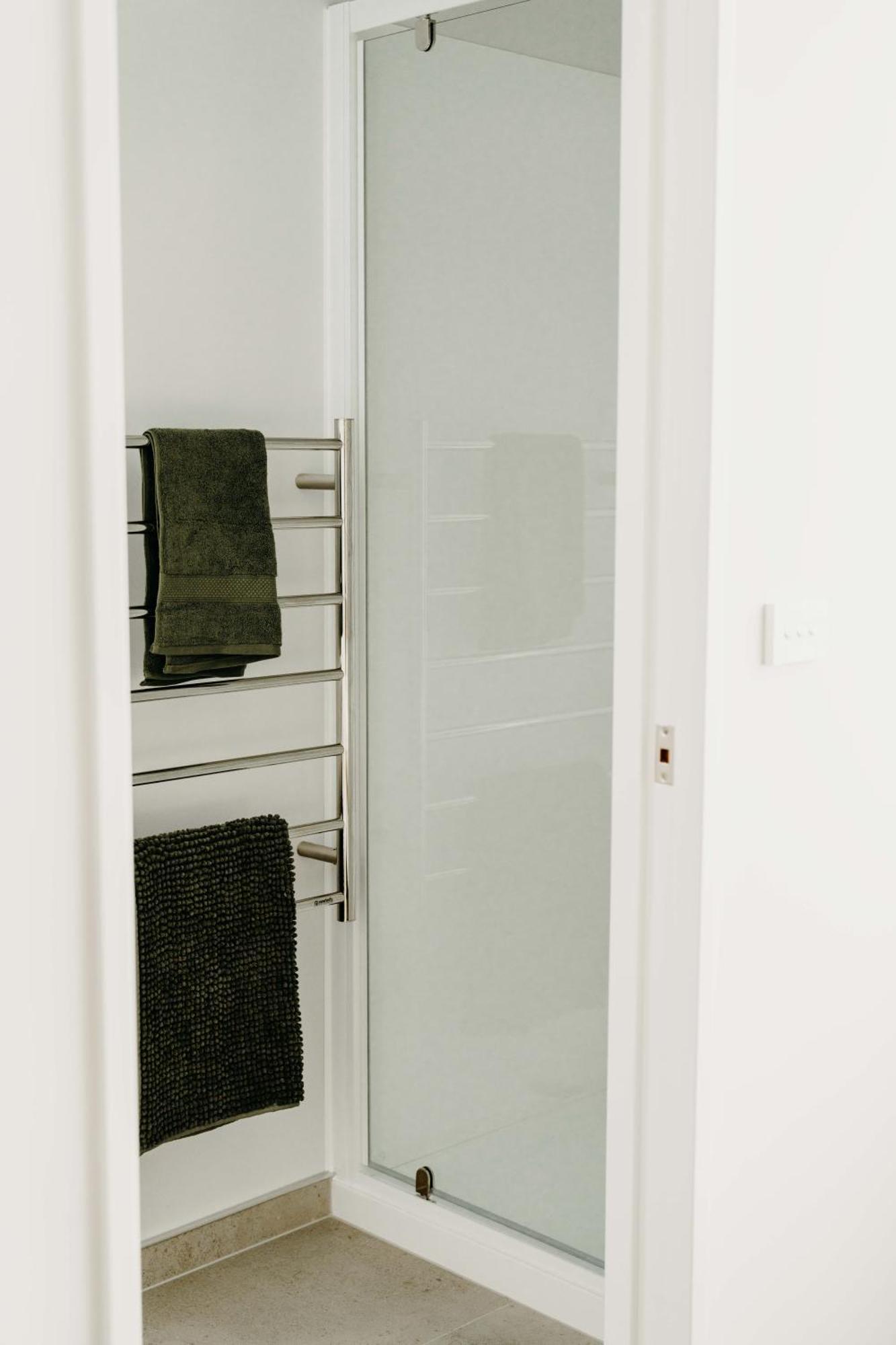 New Townhouse, Heart Of Centre, 2 Bed 2 Bath, Car Park * Christchurch