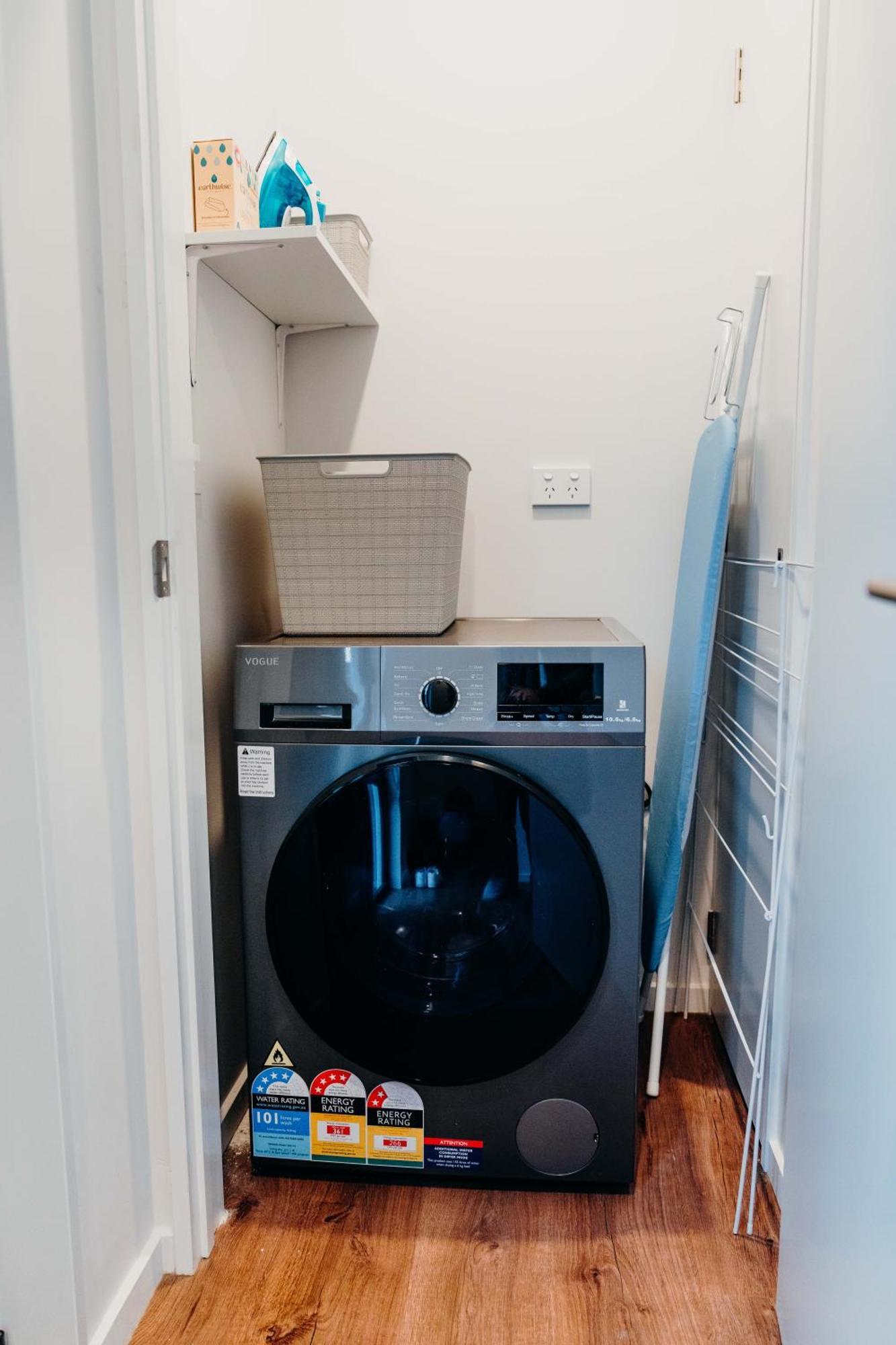 New Townhouse, Heart Of Centre, 2 Bed 2 Bath, Car Park * Christchurch