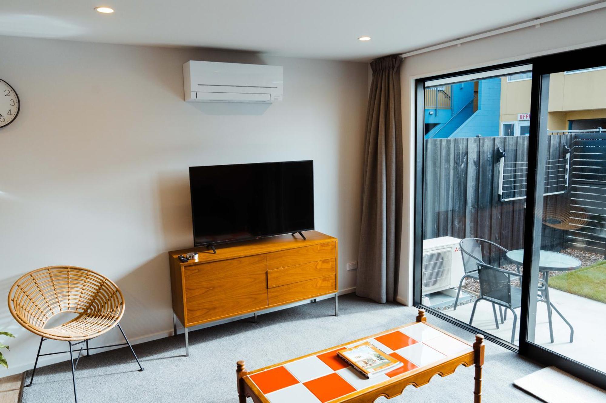 New Townhouse, Heart Of Centre, 2 Bed 2 Bath, Car Park * Christchurch