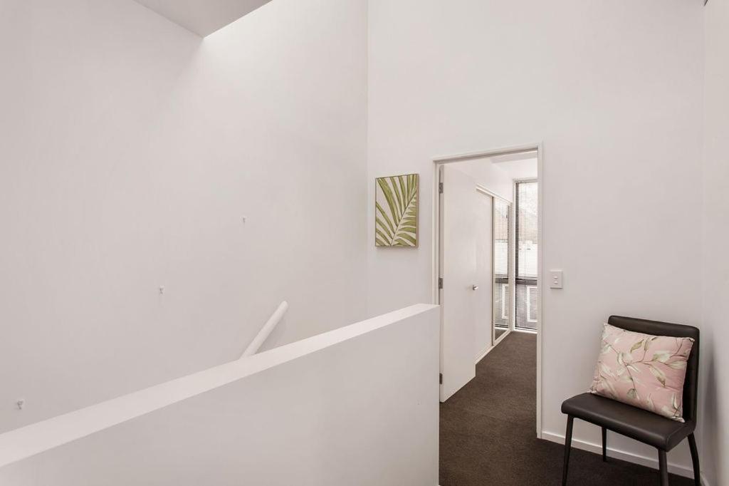 Funky Spacious 2bdrms 2bthrms Free Covered Park. Apartment *