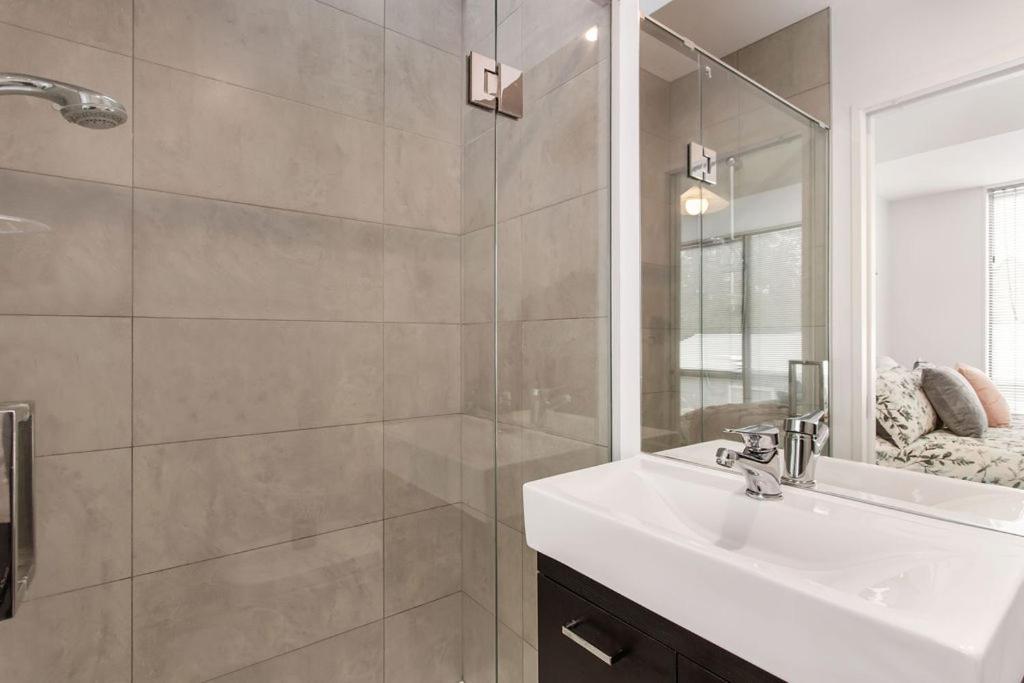 Apartment Funky Spacious 2bdrms 2bthrms Free Covered Park.
