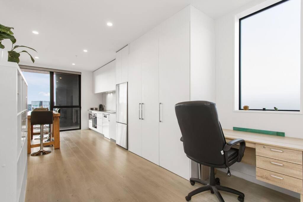 Inner City, Expansive View, Warm Apartment *