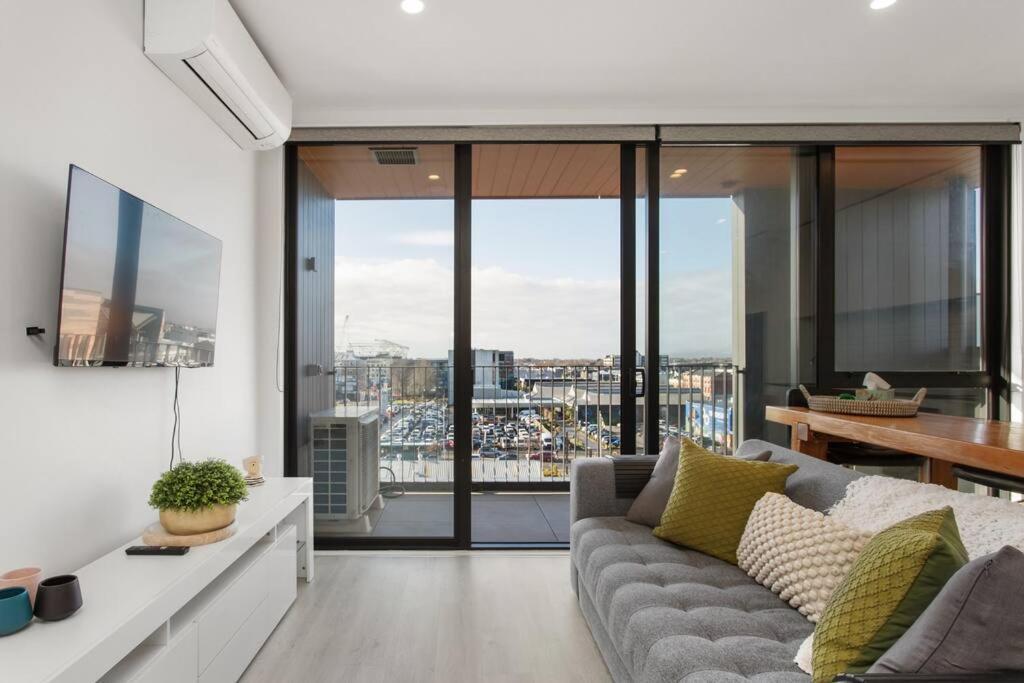 Apartment Inner City, Expansive View, Warm