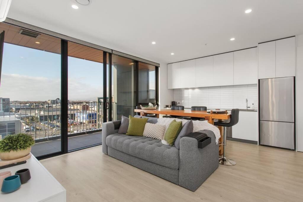 Inner City, Expansive View, Warm Apartment *