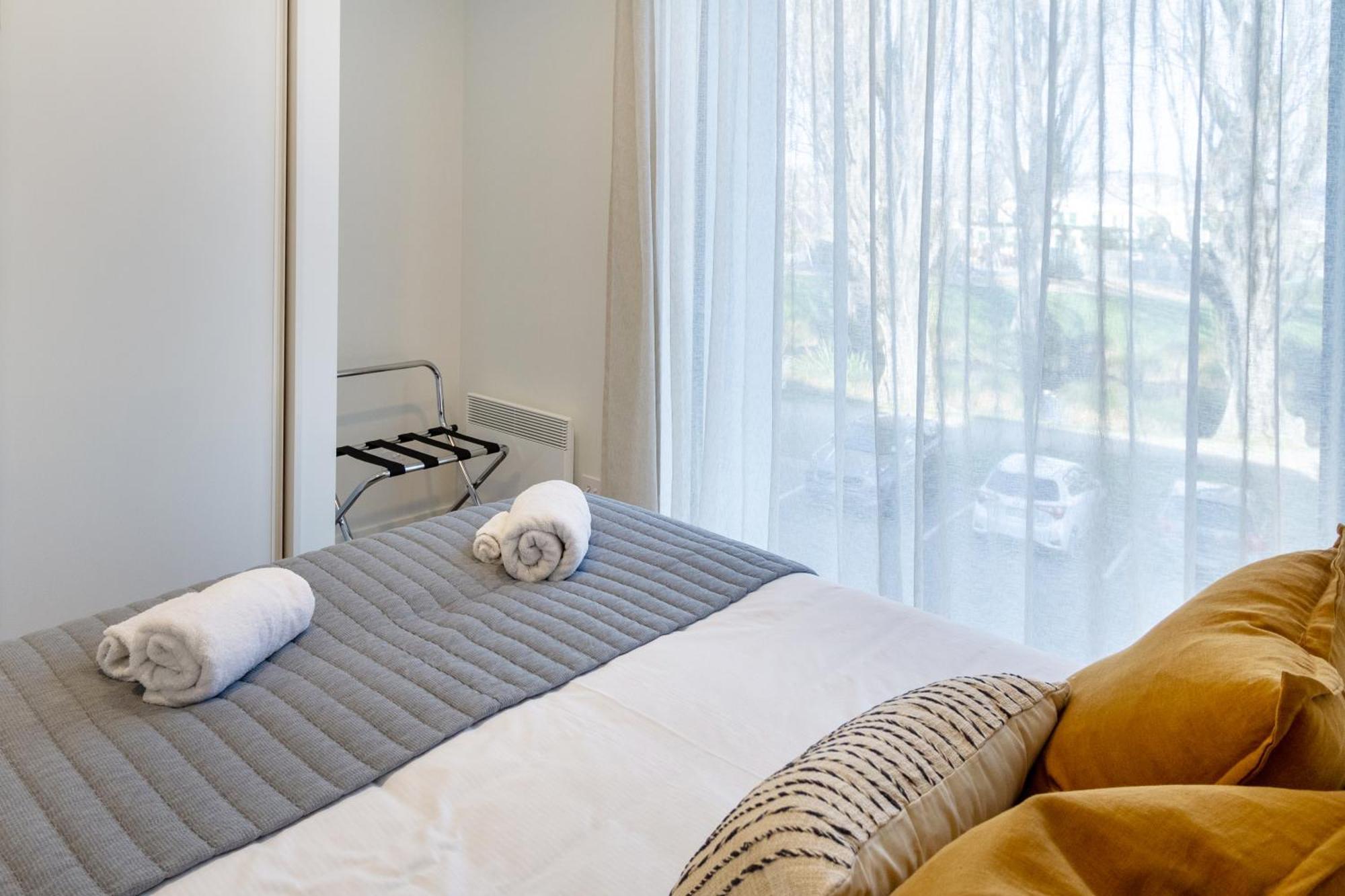 Warm With 2 Free Carparks Apartment
