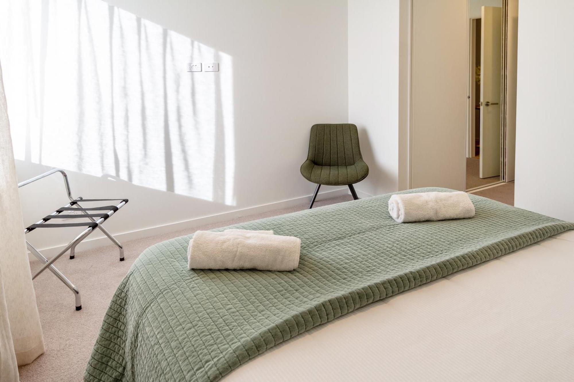 Apartment Warm With 2 Free Carparks *