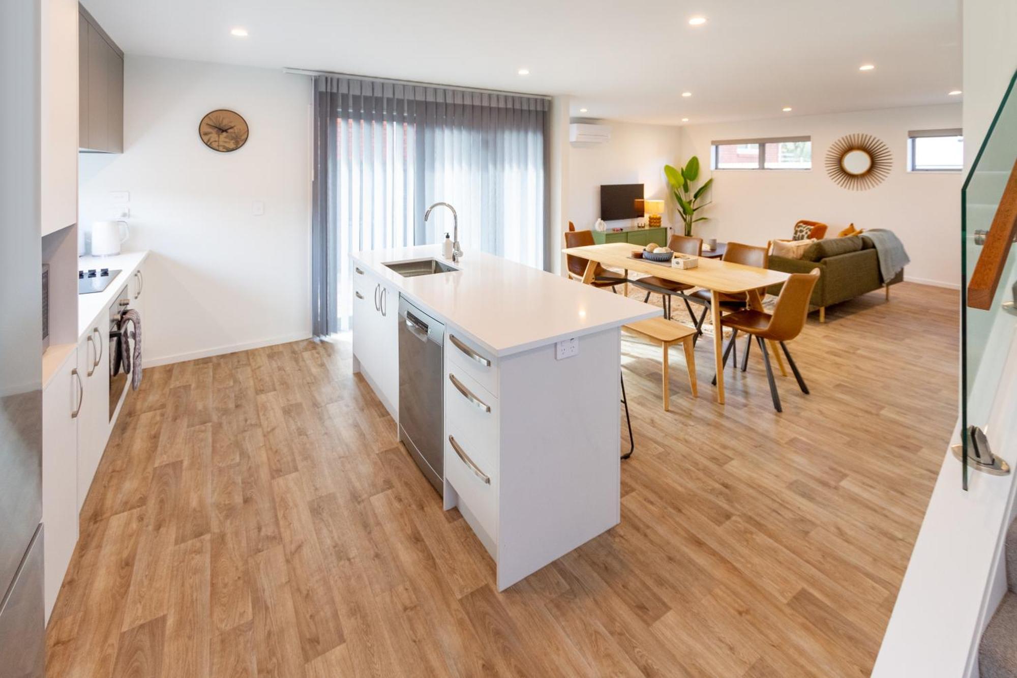 Spacious Near Avon River With Carpark Apartment